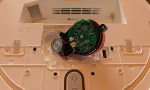 Componentes internos de un robot aspirador Xiaomi, mostrando el motor y la placa base, parte del proceso para desmontar rueda xiaomi vacuum.