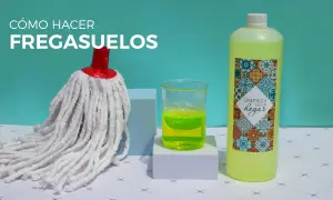 Un mocho blanco, un vaso con líquido verde brillante y una botella de limpiador para el hogar, listos para hacer un fregasuelos casero.