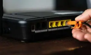 Conexión de cable a router para wifi 5G.