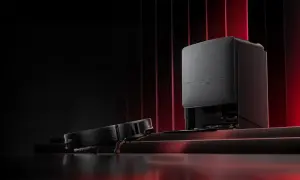 Robot aspirador negro se detiene, conga se para y no vuelve a la base. Base de carga negra con luces rojas de fondo.