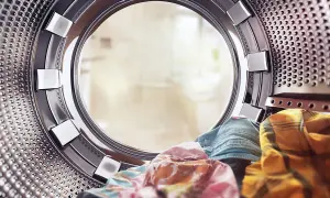 Interior de secadora con ropa sucia. Averigua cuanto consume una secadora para optimizar tu gasto.