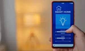Mano usa el **apaga luz app** en su teléfono para controlar las luces de la casa.