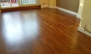 Parquet de madera con acabado brillante, listo para cambiar color y renovar el espacio.
