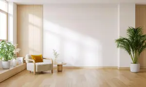 Elegante salón con instalación de tarimas de madera clara, sillón acogedor y plantas verdes.