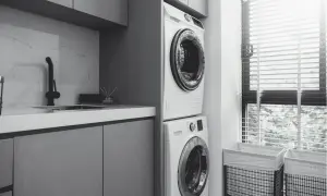 Lavandería moderna con lavadora y secadora apiladas, optimizando el espacio. Se puede poner la secadora encima de la lavadora.