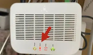 El router muestra una luz roja de alarma, indicando que mi wifi parpadea y no se conecta.