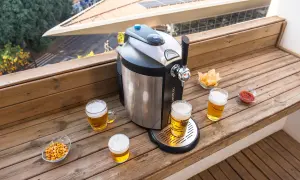 Disfruta de una cerveza fría con el Conga 5290 Ultra. Copas, nachos y salsa acompañan la máquina.