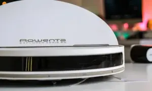 Robot aspirador Rowenta Explorer Serie 20, blanco, con detalles plateados. Quizás tenga problemas.