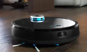 Robot aspirador Conga 1590 negro sobre suelo de madera. ¿Necesitas resetear Conga 1590?