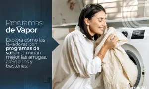 Mujer sonríe al oler ropa recién lavada. Una lavadora con programas de vapor merece la pena por su frescura y limpieza.