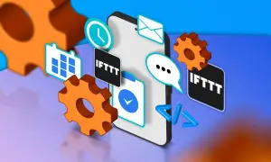 El teléfono muestra iconos de calendario, reloj, correo y chat, rodeado de engranajes y el logo de **IFTTT**, sugiriendo automatización.