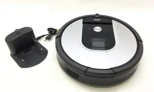 Robot aspirador Roomba 965 con su base de carga.