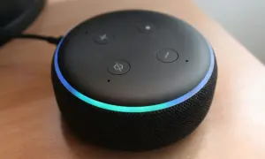 Altavoz inteligente con luz azul y verde, listo para encender Alexa y responder tus preguntas.