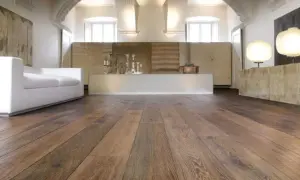 Acuchillado de parquet de madera rústica en un salón moderno con sofá blanco y lámparas.