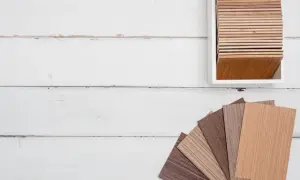 Muestras de parquet laminado de distintos tonos y grosores, dispuestas en abanico y en un expositor.