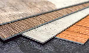 Muestras de suelos vinílicos con texturas de madera en varios tonos. Ideales como suelos que disimulan la suciedad, manteniendo tu hogar impecable.