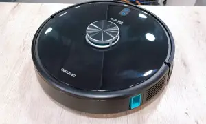Robot aspirador Cecotec Conga 4690 negro, listo para limpiar. Recuerda que la conga tiene que estar siempre enchufada para que funcione.