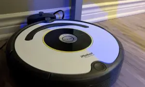 Robot aspirador iRobot Roomba con luz azul, parece que tiene un error 3.
