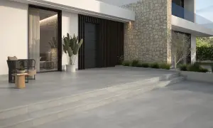 Elegantes suelos para entradas de casas, con escalones de piedra y un diseño moderno que invita a entrar.