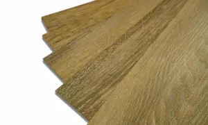 Detalle de tablas de vinilo con acabado de madera, mostrando cómo se despegan los suelos de vinilo.
