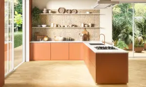 Tarima para cocinas y baños con diseño geométrico en tonos tierra. Muebles naranjas y encimera blanca.