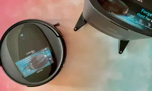 Robot aspirador Conga 2290 Ultra y su base de carga. Limpieza inteligente y eficiente para tu hogar.