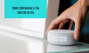 Mano tocando un altavoz inteligente Amazon Echo Dot con pantalla, mostrando la hora. Guía para saber como instalar Alexa en casa.