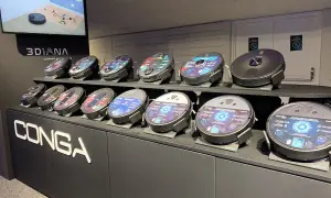 Exhibición de aspiradoras robot Conga 2490 en diferentes modelos y colores, con pantallas informativas y el logo de la marca.
