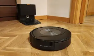 Robot aspirador Roomba Combo listo para limpiar. El botón spot se ilumina, indicando que está en modo de limpieza localizada.