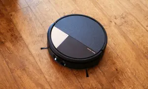 Robot aspirador Roomba con tecnología dirt detect, listo para limpiar el suelo de madera.