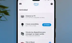 Pantalla de móvil con la app Alexa. Muestra "Actividad", "Conecta tu TV", "3 luces encendidas" (activado) y "This Is Morat". Parece que Alexa no funciona bien.