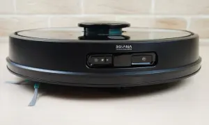 Aspiradora robot negra con sensores frontales y cepillos laterales. El modelo conga 7090 lista para limpiar tu hogar.