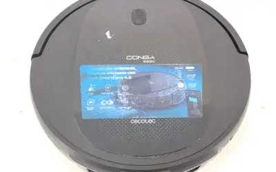Robot aspirador Conga 2290 negro con etiqueta de navegación ordenada y limpieza eficiente.