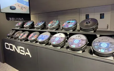 Exhibición de aspiradoras robot Conga 2490 en diferentes modelos y colores, con pantallas informativas y el logo de la marca.