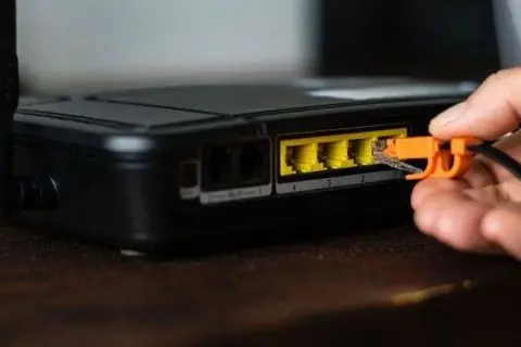 Conexión de cable a router para wifi 5G.
