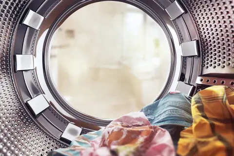 Interior de secadora con ropa sucia. Averigua cuanto consume una secadora para optimizar tu gasto.