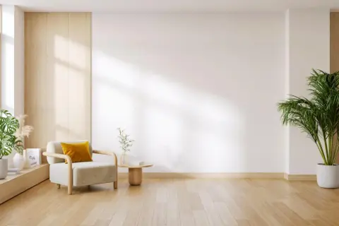 Elegante salón con instalación de tarimas de madera clara, sillón acogedor y plantas verdes.