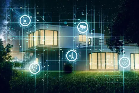 Casa inteligente conectada, con iconos de seguridad, temperatura y luz. La red digital facilita configurar wifi para el hogar.
