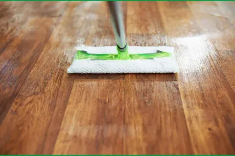 Mopa limpiando un suelo de madera, ideal para saber como quitar rayas en el suelo de vinilo y mantenerlo impecable.