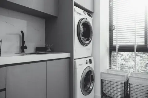 Lavandería moderna con lavadora y secadora apiladas, optimizando el espacio. Se puede poner la secadora encima de la lavadora.