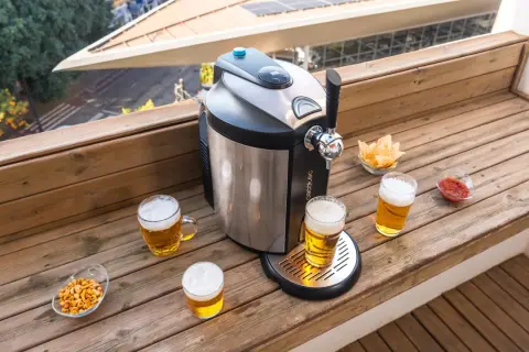 Disfruta de una cerveza fría con el Conga 5290 Ultra. Copas, nachos y salsa acompañan la máquina.
