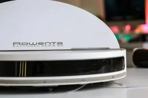 Robot aspirador Rowenta Explorer Serie 20, blanco, con detalles plateados. Quizás tenga problemas.