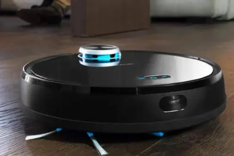 Robot aspirador Conga 1590 negro sobre suelo de madera. ¿Necesitas resetear Conga 1590?