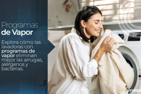 Mujer sonríe al oler ropa recién lavada. Una lavadora con programas de vapor merece la pena por su frescura y limpieza.