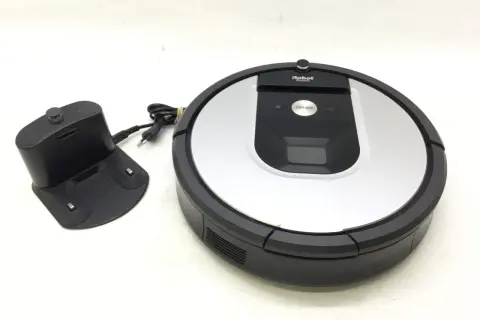Robot aspirador Roomba 965 con su base de carga.