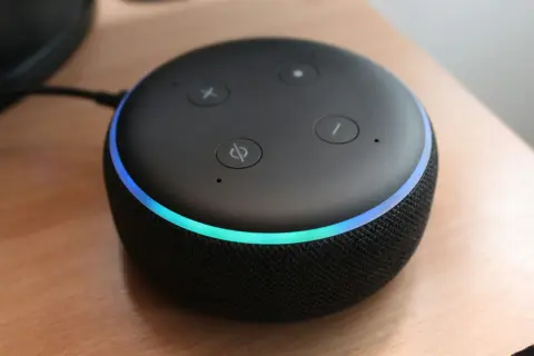 Altavoz inteligente con luz azul y verde, listo para encender Alexa y responder tus preguntas.
