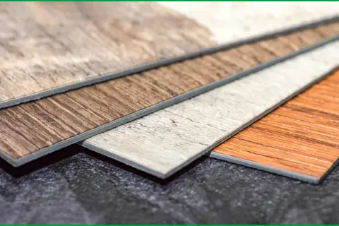 Muestras de suelos vinílicos con texturas de madera en varios tonos. Ideales como suelos que disimulan la suciedad, manteniendo tu hogar impecable.