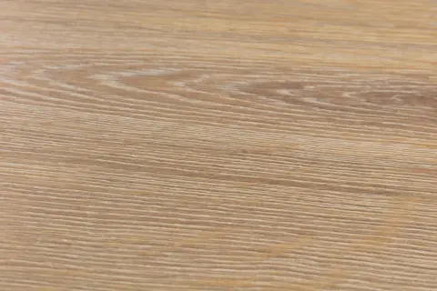 Textura de suelo laminado de madera clara, con vetas finas y paralelas. Podría ser un ejemplo de problemas de suelo laminado artens.