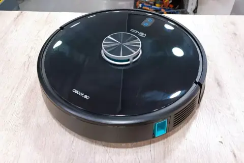 Robot aspirador Cecotec Conga 4690 negro, listo para limpiar. Recuerda que la conga tiene que estar siempre enchufada para que funcione.