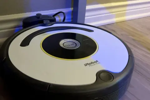 Robot aspirador iRobot Roomba con luz azul, parece que tiene un error 3.
